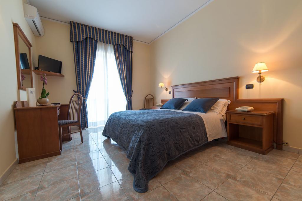 Albergo Scalzone Castel Volturno Eksteriør bilde