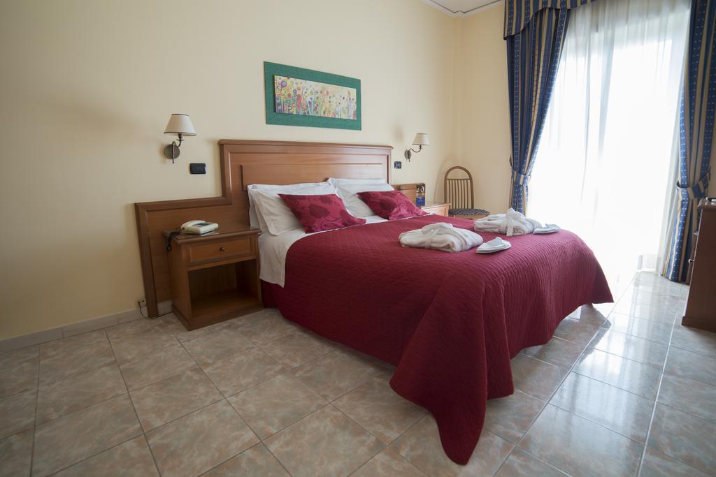 Albergo Scalzone Castel Volturno Eksteriør bilde